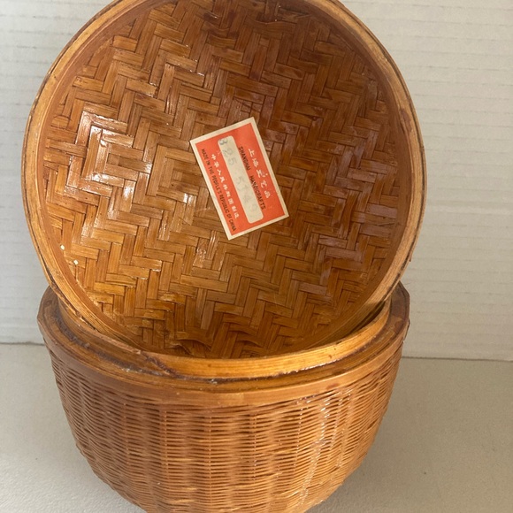 Vintage pear-shaped basket with lid made in peoples Republic of China - Picture 10 of 10